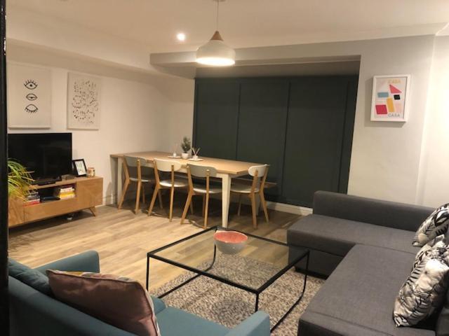 Ceres Newly Refurbished 3 Bedroom In Heart Of Апартаменты Бат